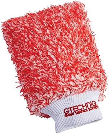 Red and white microfiber mitt with 'Gtechniq' branding on a white background